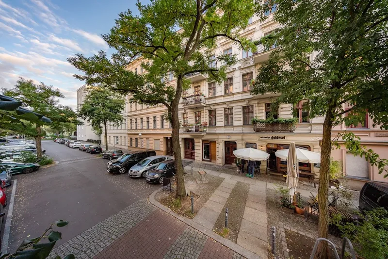 Charmante Altbauwohnung mit Balkon - Selbstrenovierer gesucht — photo 1